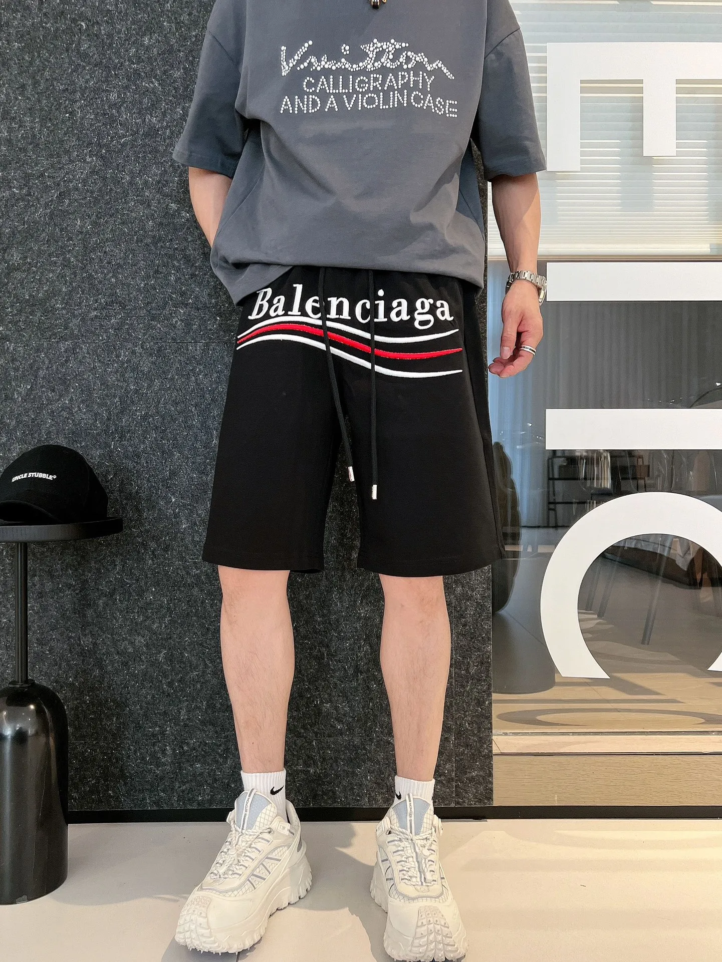 Balenciaga's three-standard complete 2026 summer New Arrival men's casual shorts, advanced custom-made Breathable fabric, Breathable fabric, extremely stretchy and comfortable, impeccable details, top-grade accessories, original logo design concept, delicate and soft feel! The upper body fit is awesome! Size: M-XXXL Please state your height and weight when ordering